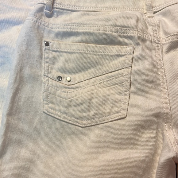 Chico’s Platinum Ankle Jeans. Light Cream color. Size 0. Cool Pocket Design!! - Picture 5 of 6